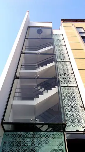 Spider fitting glass staircase enclosure facade